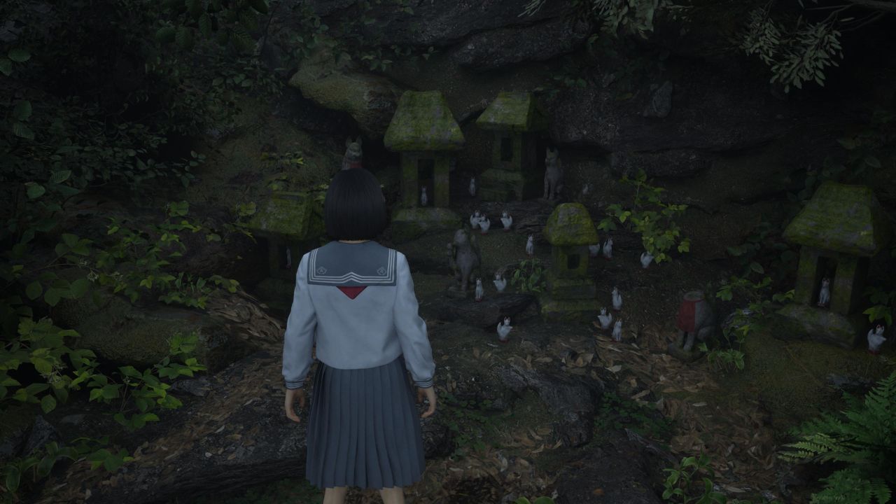 Hinako pred malými svätyňami v lese; machom obrastené sošky líšok – Silent Hill F.