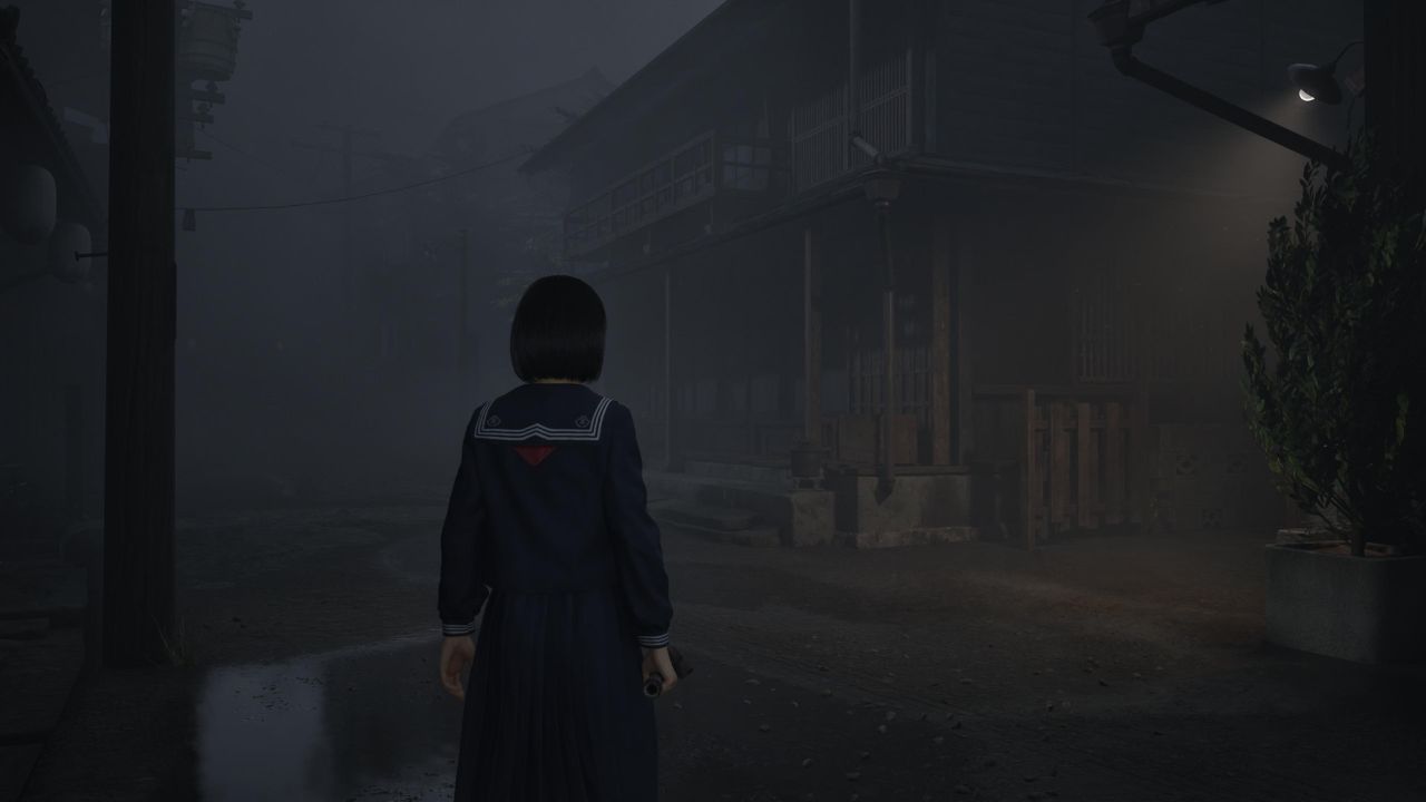 Ambientná scéna: hmla, kaluže a drevené verandy; napätie bez akcie – Silent Hill F.