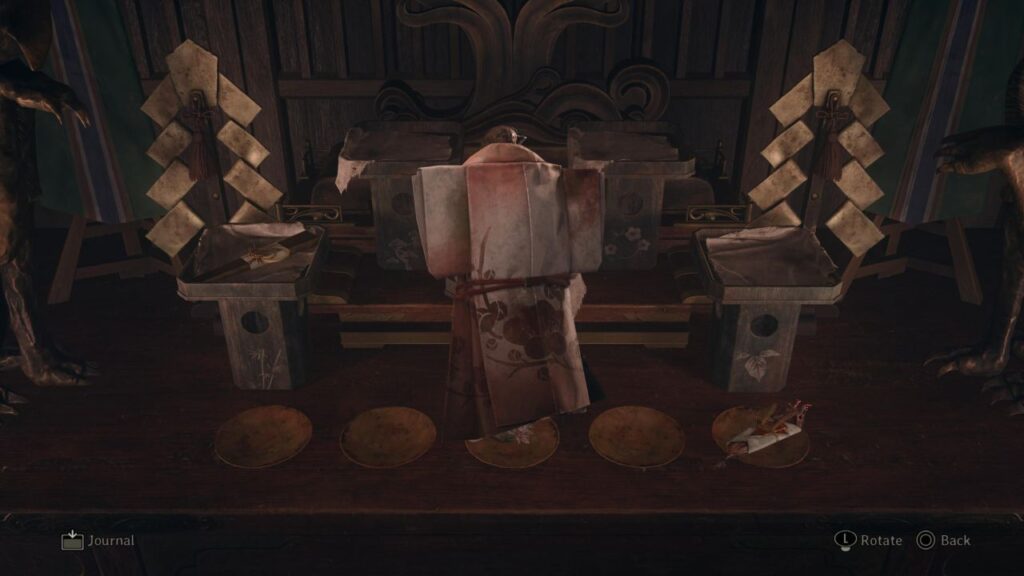 Krvavý oltár s kimonami a rituálnymi predmetmi – Silent Hill F