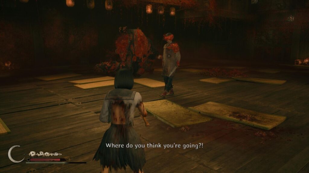 Hinako bojuje proti rodinným tieňom, ktoré stelesňujú jej traumy — Silent Hill F.