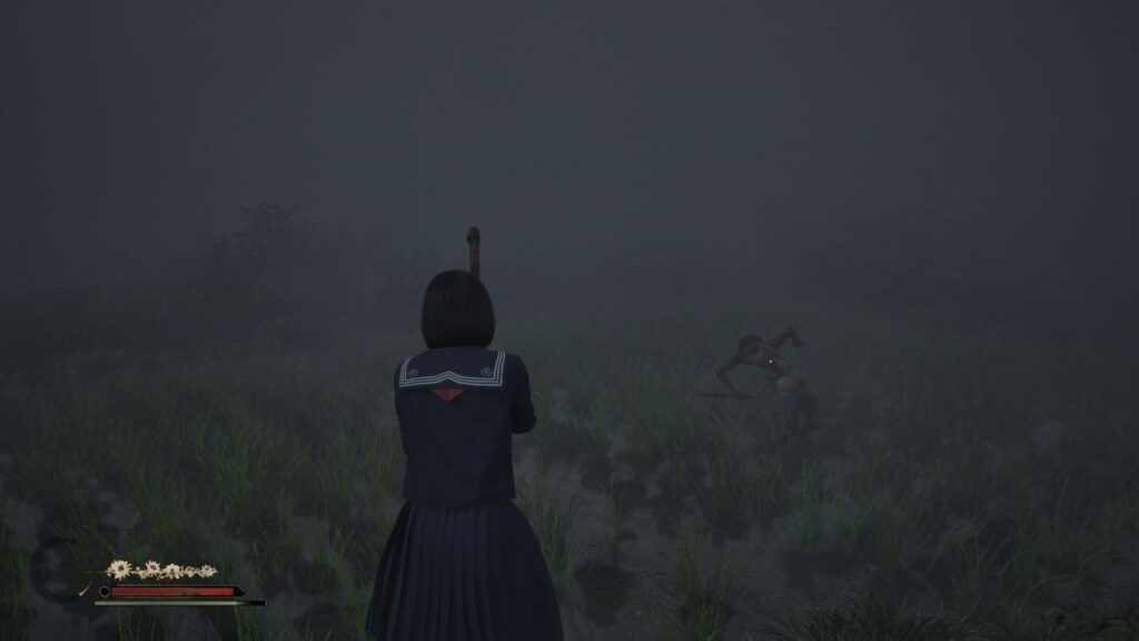 Hmlisté pole, nepriateľ s vyznačeným cieľovým bodom; improvizovaná zbraň v rukách — Silent Hill F.