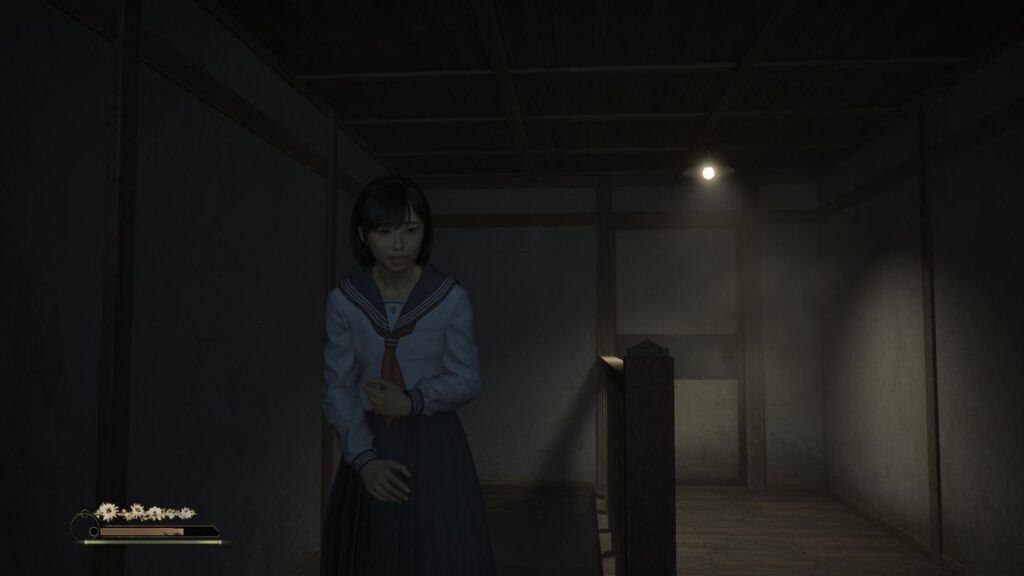 Hinako kráča tmavou chodbou tradičného domu; jediná žiarovka a jemný prach v lúči — Silent Hill F.
