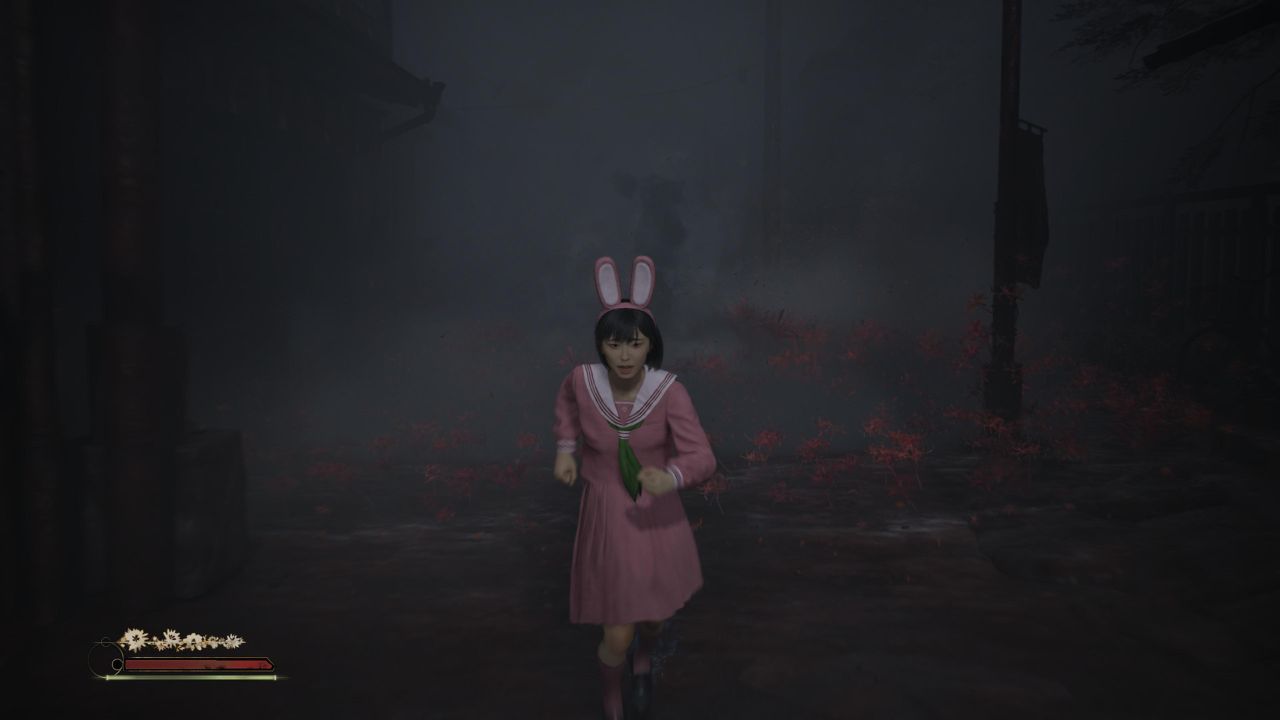 Temná ulica Ebisugaoky; postava v popredí, hmla a ľalie navodzujú napätie — Silent Hill F.